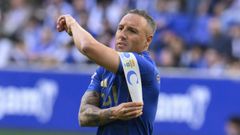 Santi Cazorla, del Oviedo, durante el partido de la jornada 35 de LaLiga que disputan Real Oviedo y Getafe CF este domingo en el estadio Carlos Tartiere, en Oviedo.