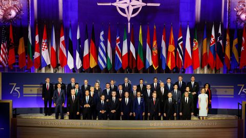 El secretario general de la OTAN, Jens Stoltenberg, y los lderes de los 32 pases miembros, posando en el Auditorio Andrew W. Mellon de Washington este martes, durante la ceremonia del 75 aniversario de la fundacin de la Alianza. Entre ellos, el presidente Pedro Snchez, en la segunda fila de la foto de grupo, y segundo por la izquierda