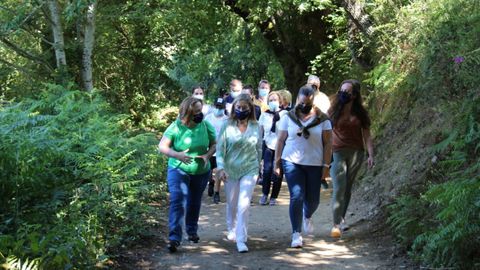 Ana Pastor realizando el Camino en Triacastela, en la provincia de Lugo.