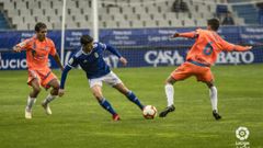 Omar Ramos se lleva el bal�n ante Valent�n y Varela