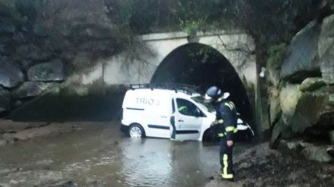 La furgoneta en el río