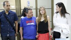 Desir�e Vila, acompa�ada por sus padres y su entrenador