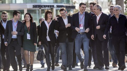 El gallego G�mez Besteiro, tras Pedro S�nchez, entre los barones del PSOE reunidos en Valencia. 