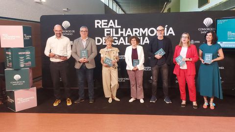 El director del Auditorio, Xaqu�n L�pez; el gerente del Consorcio, Jos� Antonio Dom�nguez; la directiva auton�mica de Cultura Elvira Casal; la alcaldesa Goretti Sanmart�n; el director Br�nnimann; la edila M�riam Louzao; y la directora t�cnica de la RFG, Sabela Garc�a Fonte