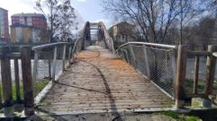 Un �rbol cay� recientemente sobre la pasarela y aplast� la barandilla met�lica