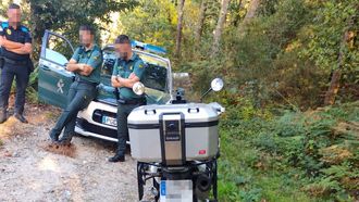 Agentes de la Guardia Civil y de la Polic&iacute;a Local de A Pobra recuperaron en O Porto do Son la moto robada en Santiago