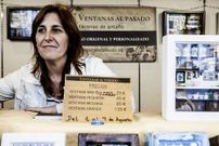 Silvia Noguera, en el puesto con las miniaturas de estancias.