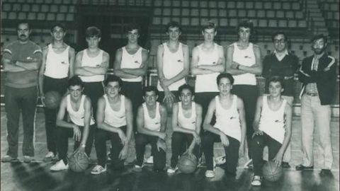 Fernando Tejada con sus compañeros del equipo de baloncesto del colegio Loyola