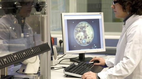 Imagen de archivo de una trabajadora en las instalaciones de Pharmamar