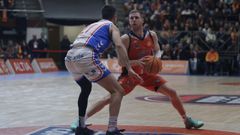 Paul Jorgensen prepara un lanzamiento durante el partido entre el Leyma y el Alicante.