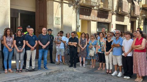Un centenar de personas han participado en el minuto de silencio en el Ayuntamiento de Valls en recuerdo del ni�o fallecido