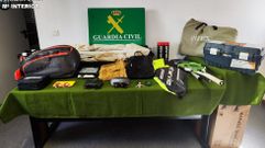 Efectos sustra�dos de coches en Pontedeume y recuperados por la Guardia Civil, que pide la colaboraci�n ciudadana para localizar a sus propietarios.
