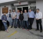 Miembros del comit�, ayer frente a la sede de la empresa. 