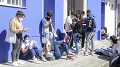 Imagen de archivo de alumnos de Cee esperando para acceder al instituto para hacer la selectividad