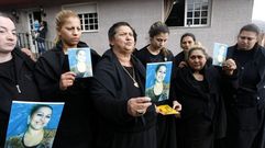 Familiares de Lupe Jim�nez mostrando su futo ante su vivienda en una fotograf�a de archivo.