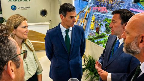 El presidente del Gobierno, Pedro S�nchez, con el de Navantia, Ricardo Dom�nguez, en WindEurope