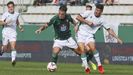 Miguel Loureiro (de blanco) disputa el baln durante el Racing-Huesca de la pasada temporada en A Malata
