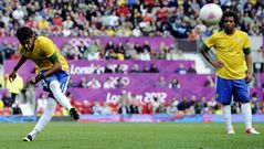 Neymar lanza la falta que marc� ante Bielorrussia