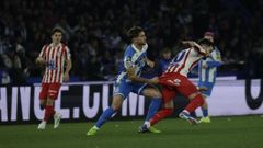 Alti y Baena pugnan por el bal�n.