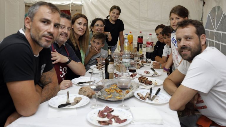 En imagen de archivo, mesa en la Romaxe do Bo Xantar, de Viveiro,que lleva casi un siglo aunando a orillas del Landro tradicin, gastronoma, msica y un gran ambiente festivo