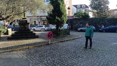 El alcalde de Caldas, Jacobo P�rez, en la calle Campo da Torre, entorno que se va a reformar