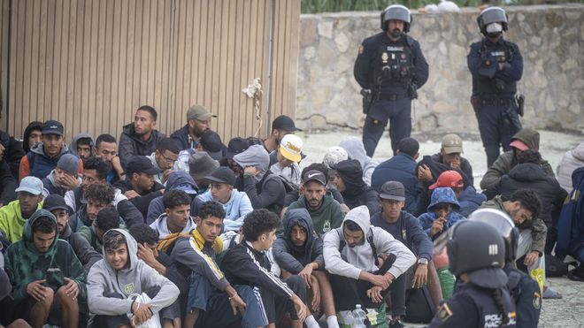 Agentes de la Polic�a Nacional desalojan a migrantes de playa Ben�tez en Ceuta.