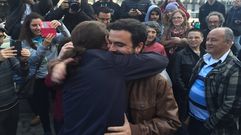 Pablo Iglesias y Garz�n se funden en un abrazo