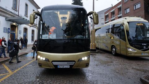 Autobuses puestos por Renfe en la estaci�n de Monforte durante el corte de la conexi�n con Ourense para renovar la infraestructura