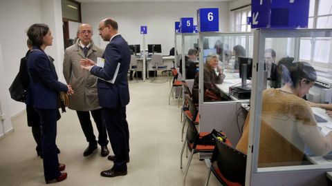 La consejera de Hacienda y Sector P�blico, Dolores Carcedo (i), visit� en Oviedo la oficina de la campa�a de la renta 2017