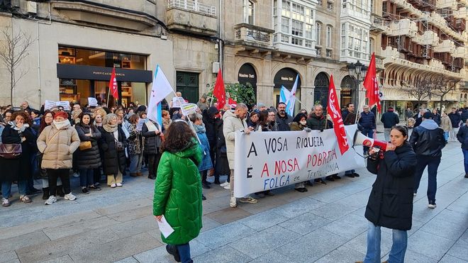 Protesta en la huelga general de Textil Lonia frente a la tienda de Purificaci�n Garc�a