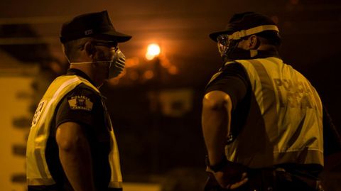 El incendio declarado en la isla de La Palma afecta a entre 1.500 y 2.000 hect�reas de superficie. Unos 200 efectivos y ocho medios a�reos de distintas administraciones trabajan en la extinci�n del fuego. 