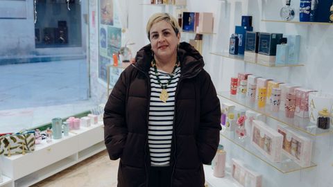 Adriana �lvarez en su tienda de perfumer�a y cosm�tica A&A, situada en las galer�as comerciales de Celanova.