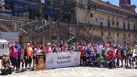 Imagen de archivo de la llegada a la plaza del Obradoiro de un grupo tras realizar el Camino de Santiago por la ra de Muros-Noia