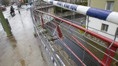 La barandilla de la acera de la carretera de Castilla lleva varias semanas desprendida