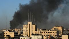 Humo procedente de un bombardeo en la ciudad de Gaza.