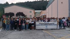 Concentraci�n ante el IES Agra de Ra�ces de Cee, en imagen de archivo