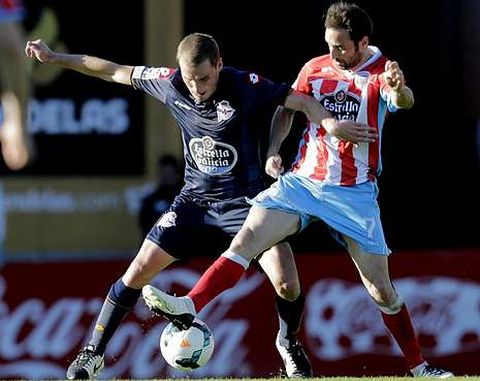 Pablo �lvarez, pugnando por un bal�n anteayer.
