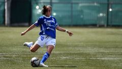 Isina golpea un esf�rico durante el partido del Real Oviedo Femenino