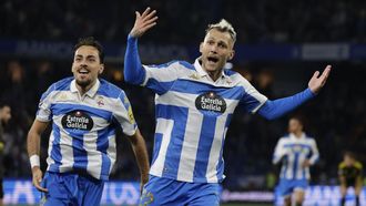 Stoichkov festeja su gol, que supon�a el empate del Deportivo