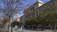 Gijon.La Legi�n C�ndor, la misma que bombarde� Guernica, se ceb� con la ciudad asturiana durante la Guerra Civil. Tir� abajo buena parte de sus edificios m�s emblem�ticos. Unos ataques de los que se libraron joyas como el Teatro Jovellanos, en el Paseo de Bego�a. Se inaugur� en 1899 