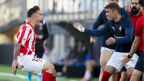 Roque Mesa celebrando el gol del Sporting