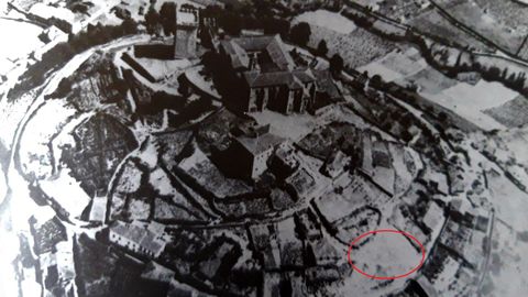 Una antigua fotografía aérea del monte de San Vicente en la que se indica (marcada en rojo) la situación de la desaparecida plaza de las Ollas en el barrio intramuros del casco histórico de Monforte