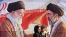 Una mujer iran� frente a los retratos de Ali y Mojtaba Jamen�i.