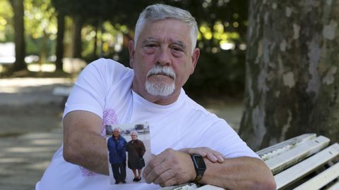 Emilio Romero con una foto de sus padres