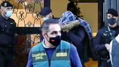 Roberto Mart�n saliendo del piso de Vigo ya detenido