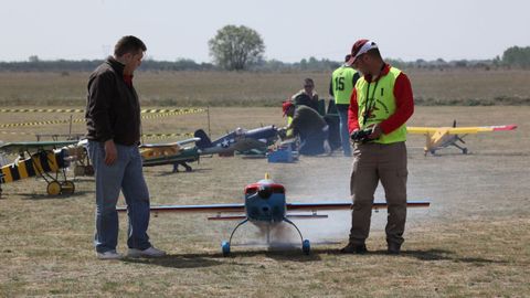 Festival de aeromodelismo en las instalaciones del club A Pombiña, en Pedroso, Narón