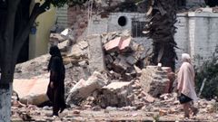 Dos mujeres caminan entre los escombros de uno de los edificios alcanzados por los misiles indios sobre Pakistn