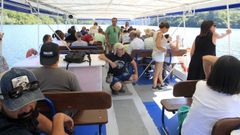 Viajeros en un catamarn turstico de la Diputacin lucense en el embalse de Os Peares