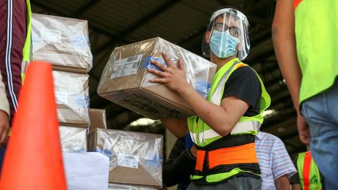 perarios del Consejo Nacional Electoral trabajan en la distribuci�n de material electoral para las elecciones generales 