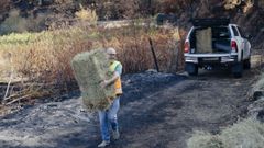 El reparto se hace tanto por tierra como utilizando medios areos para lanzar las pacas a las zonas de ms difcil acceso